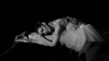 Zendaya Brilha em Nova Campanha e Celebra Sucessos Recentes