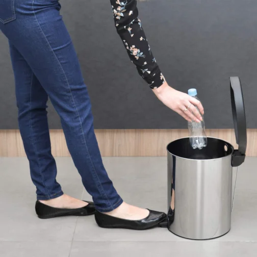 Lixeira com Pedal New Tramontina em aço inox com Acabamento Polido 12 L - Imagem 7