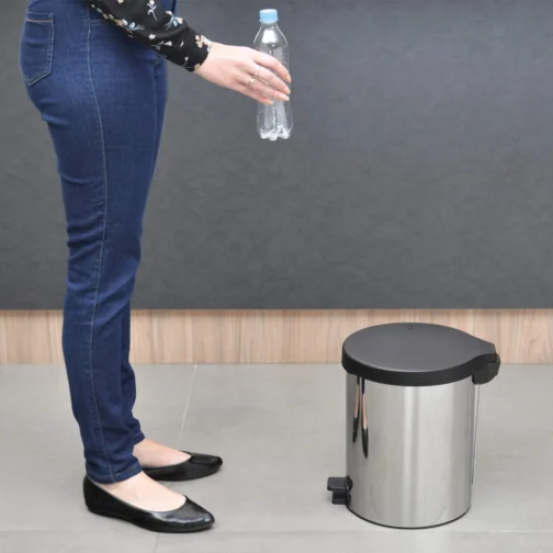 Lixeira com Pedal New Tramontina em aço inox com Acabamento Polido 12 L - Imagem 8